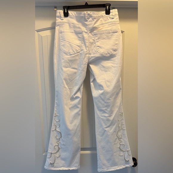 Democracy Women's Classic White Jeans - Picture 11 of 14